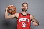 夏联三分命中率45.5%！美记：火箭旧将麦克维积极寻求留在NBA
