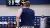 约基奇的体能是个未解之谜，跑两步就喘，他却能喘到比赛结束