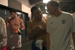 上半场0-4落后！中场休息时姆巴佩与赖斯交换球衣